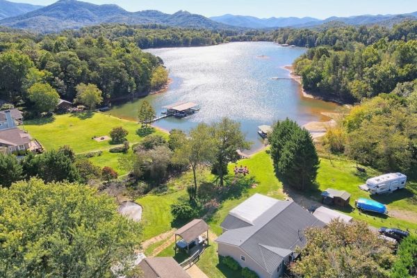 Red Door Retreat House & Cottage on Lake Chatuge