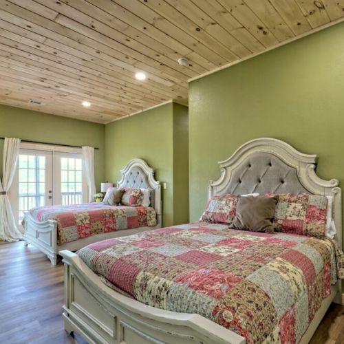 Downstairs Queen bedroom with 2 Queen beds