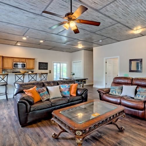 Large open living space with a great breakfast bar and seating for 4.
