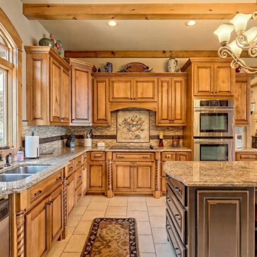 Huge, well laid out kitchen with all the amenities! Light, bright, spacious and open to entertaining