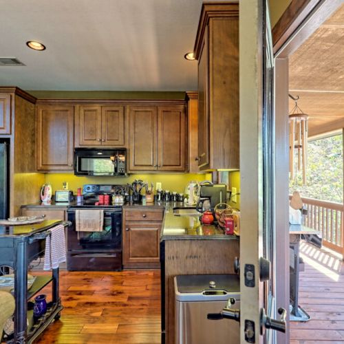 Kitchen area with deck access