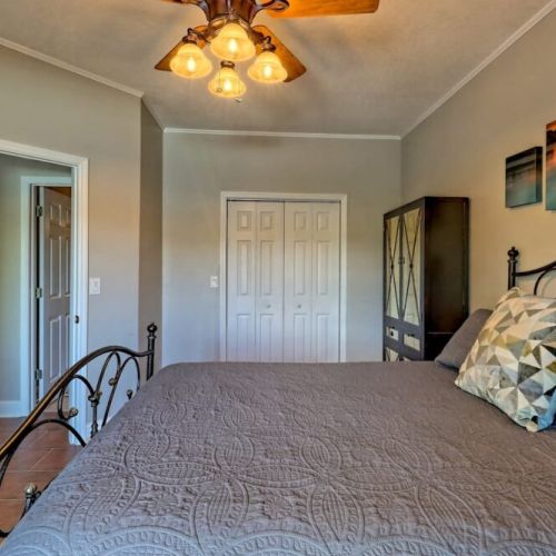 Queen bedroom on terrace level