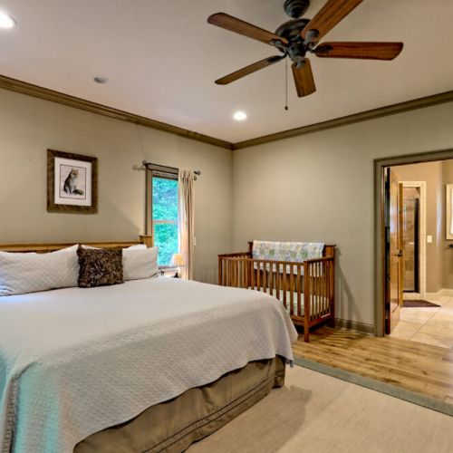 Main bedroom with en suite bathroom.