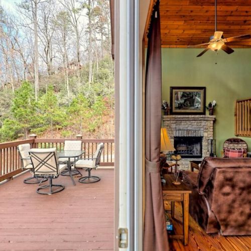 Outdoor deck area with dining for 4, or a nice coffee area and opportunity for great pictures