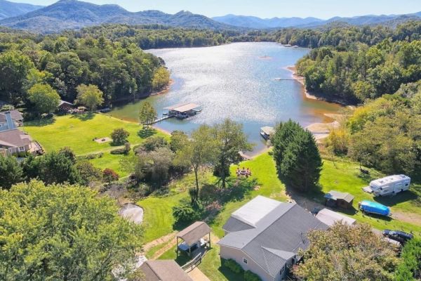 Red Door Retreat House & Cottage on Lake Chatuge