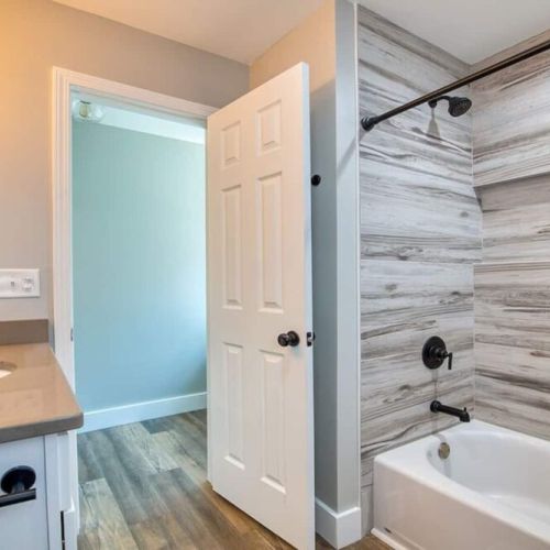 Large soaker tub/shower.