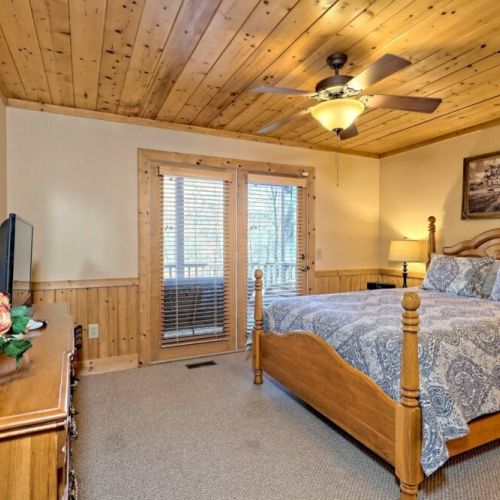 Queen 2nd bedroom on main floor