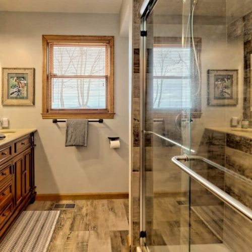 Master bath w/ a nice big walk in shower and double sinks