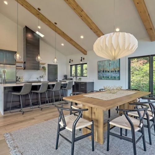 Dining area and kitchen bar seating for 4