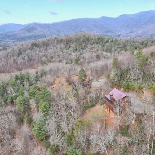 Distance view of the surrounding property and mountains beyond!