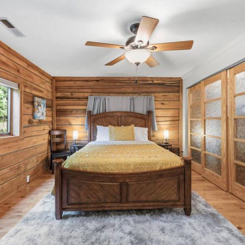 Queen bedroom with en suite bathroom.