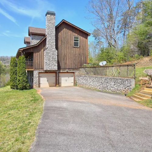Driveway up to the property with stairs to back door