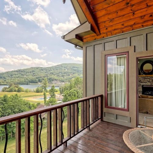 Upper level walk out deck area with private dining area