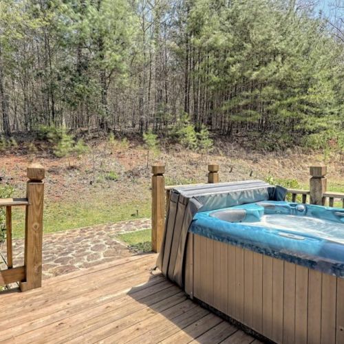 Hot tub on the deck. Lots of privacy and so inviting, isn't it!