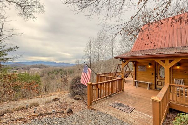 Hidden Escape Chalet – by Chatuge Home Concierge