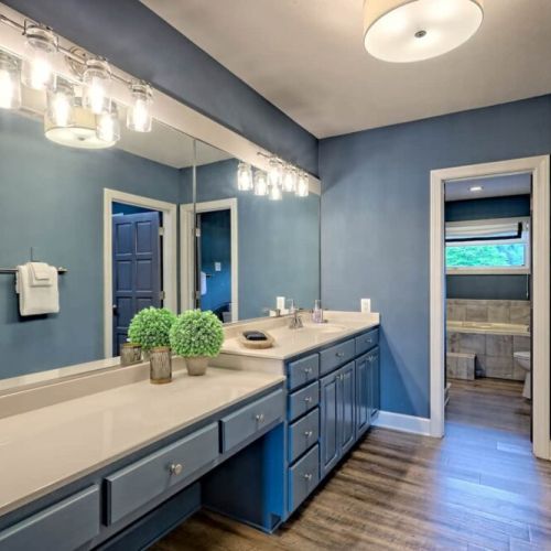 Double Q downstairs bedroom with full bathroom