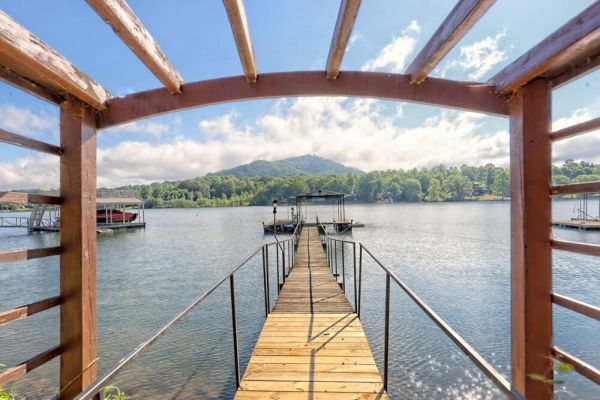 Twin Oaks Retreat by Chatuge Home Concierge