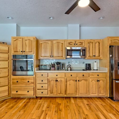 Lots of space in the kitchen.