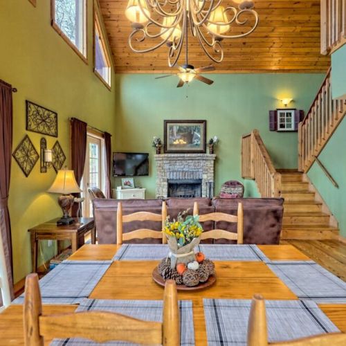 Dining area, seating for 6 with a view of the loft area