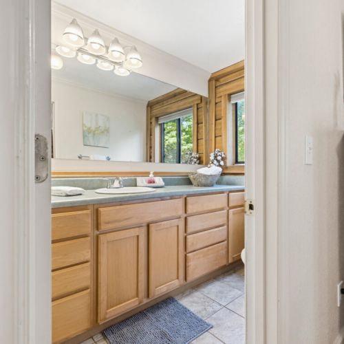 Queen bedroom with en suite bathroom.