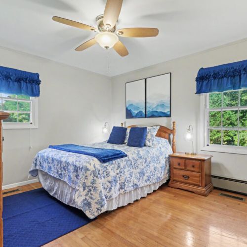 Bedroom 1 queen bed