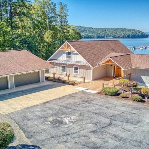Huge garage and plenty of parking for everyone!