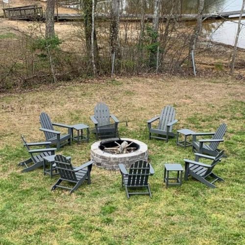 Seating for 8 with side tables around a large fire pit lakeside! Bring the marshmallows please!