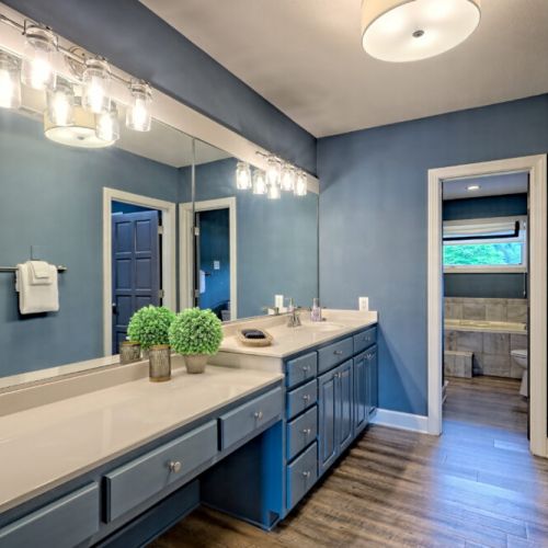 Double Q downstairs bedroom with full bathroom