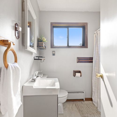 2nd bathroom with shower & tub.