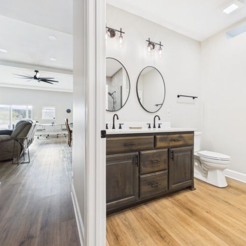 Full bath located off hallway