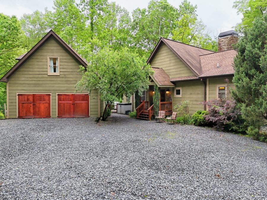 Front of the house coming up the driveway.