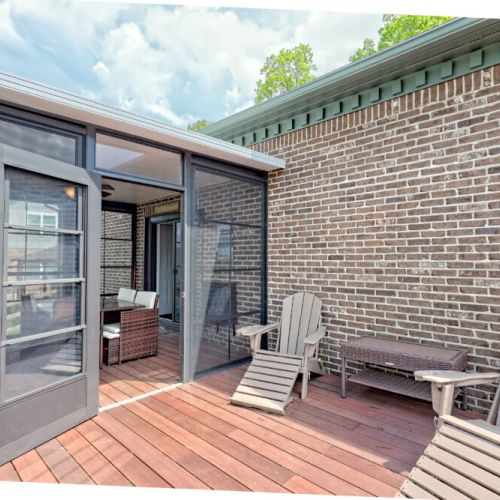 Nice sun deck.