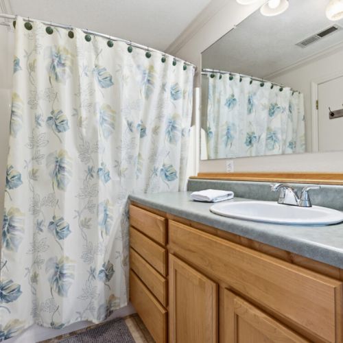 Queen bedroom with en suite bathroom.