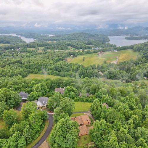 Aerial view of the property and an amazing look at Lake Chatuge....yes, time to book a stay!