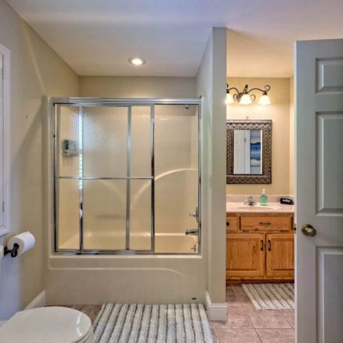 Full bath off hallway on main level