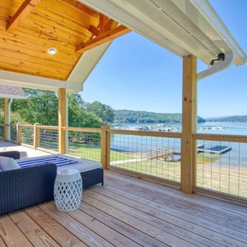 Deck & sitting area overlooking the lake.
