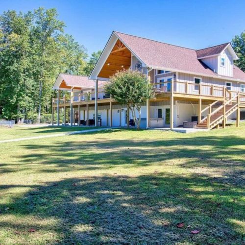 A great big spacious yard for family fun or yard games!
