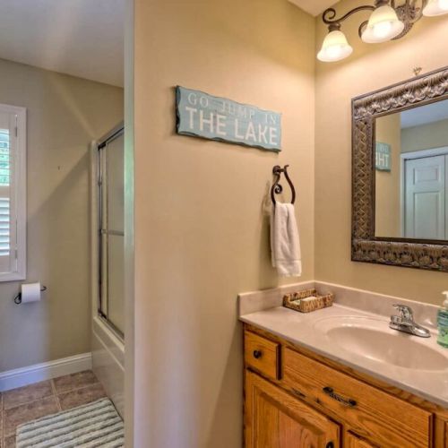 Full bath off hallway on main level