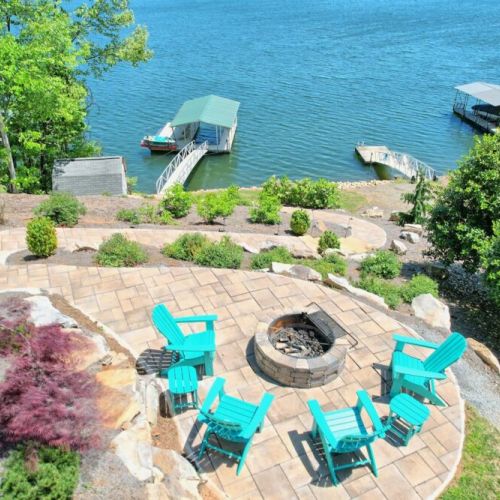Aerial view of the lakeside 
fire pit and property