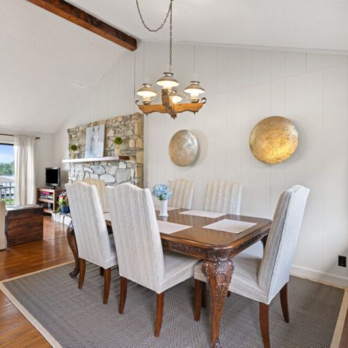 Dining area at the entrance.