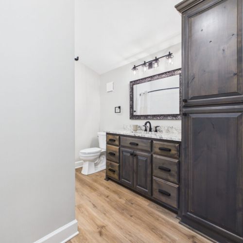 Full bath located off the hallway