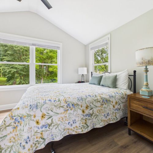 2nd bedroom with queen size bed
