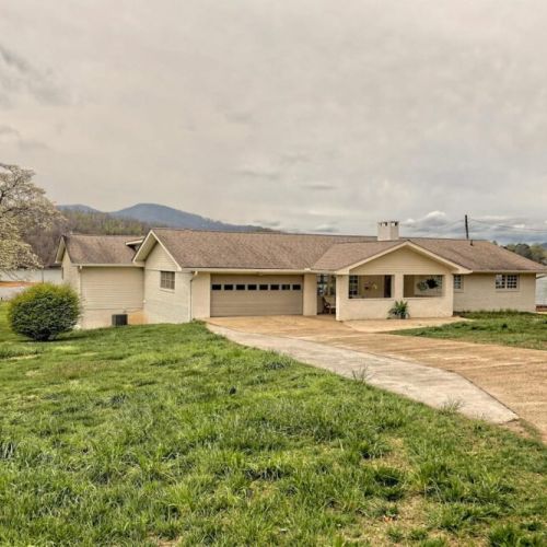 Front of property and the spacious lot