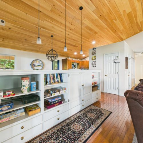 Separation of upper living room and kitchen and dining table