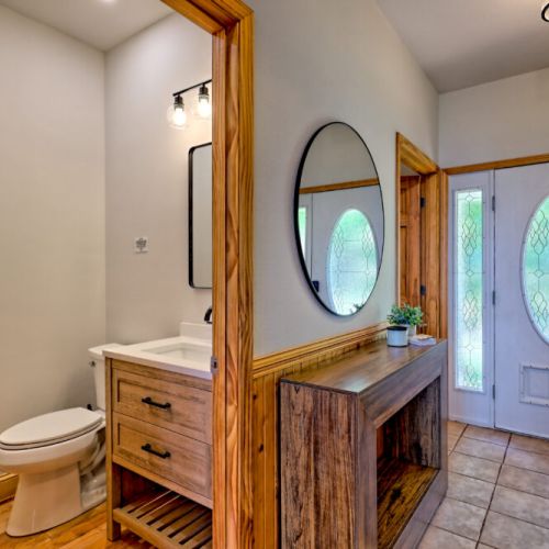 1/2 bath in hallway