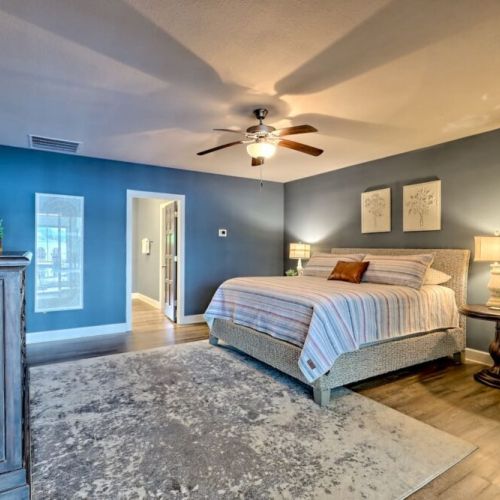K guest bedroom with full ensuite bathroom, jet tub