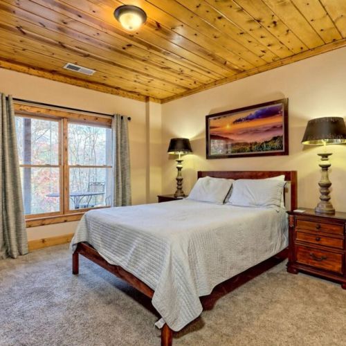Downstairs 3rd bedroom Queen bed