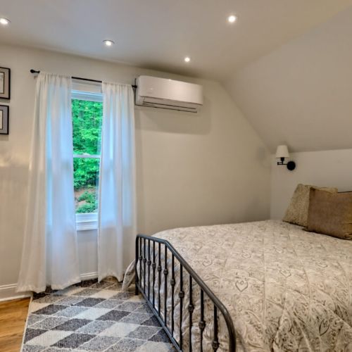 Bedroom, queen bed.