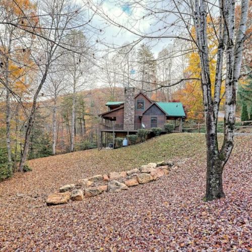 Side view with lots of yard space for the family