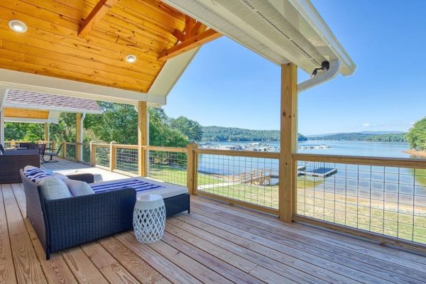 Great Lake Escape w/ Dock & Hot Tub